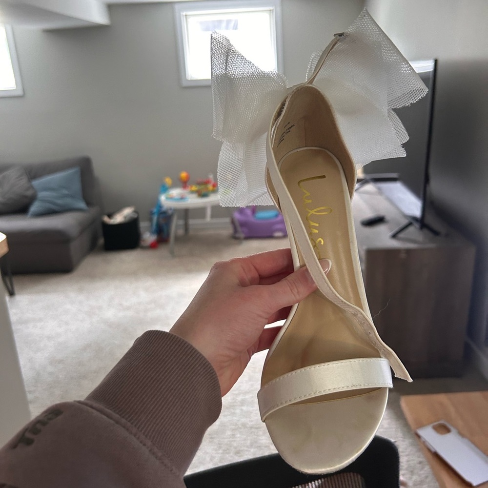 Bridal bow heels